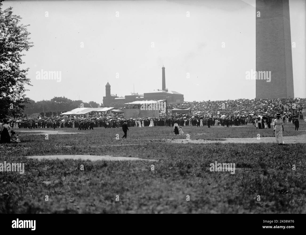 Santa Messa sul campo militare della Società del Santo Nome della Chiesa Cattolica Romana - Vista Generale, 1910. Incontro religioso, USA. Foto Stock