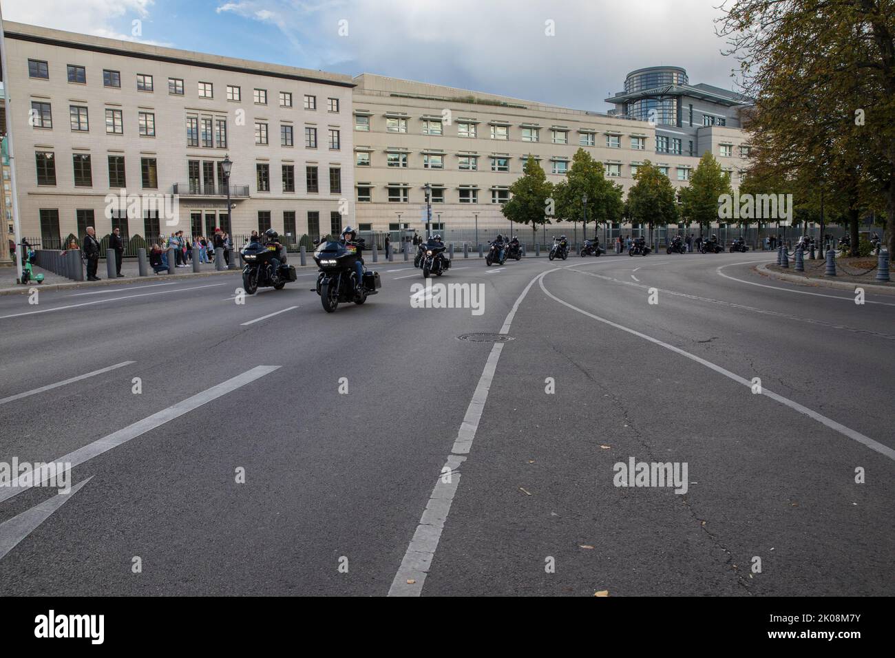 I membri dei club motociclistici di Outlaw sono scesi in diverse strade a Berlino il 10 settembre 2022 per protestare contro il divieto dei badge. I membri di Hells Angels e di altri club motociclistici hanno partecipato alla protesta contro questa legge. Secondo la legge, che è in vigore dal 2017, gli Angeli Hells non sono più autorizzati a mostrare insegne di club come il cranio alare in pubblico. Molti club hanno cercato di intentare un procedimento contro questa decisione in tribunale. Tuttavia, la Corte costituzionale federale ha respinto tale richiesta. Tra gli altri, il divieto riguarda gli Hells Angels MC e i suoi gruppi affiliati Red Devils MC, MG 8 Foto Stock