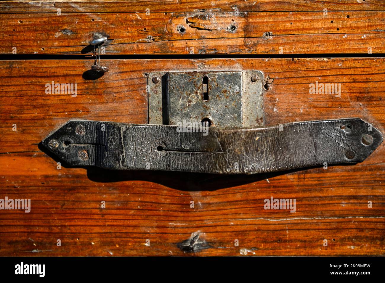 Maniglia e serratura di una vecchia valigia in legno. Foto Stock