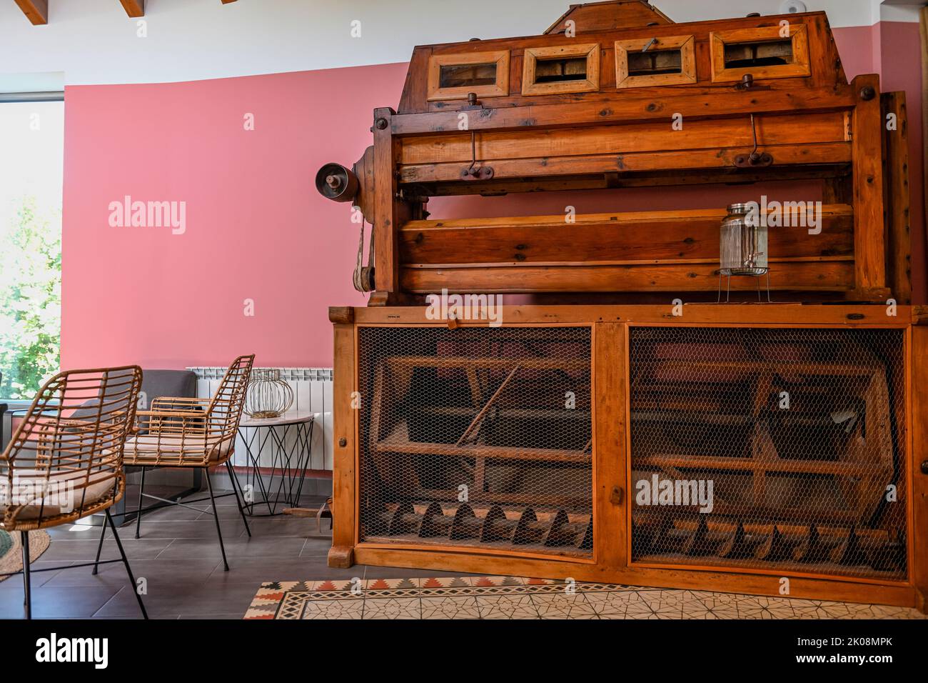 Interno di un mulino di farina idraulico restaurato. Foto Stock