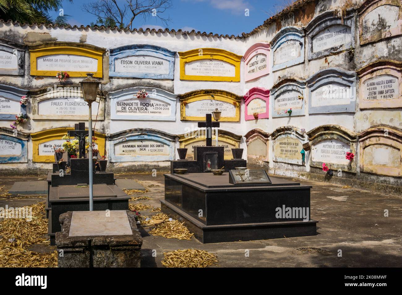 Cimitero di fronte a Igreja de Nossa Senhora do Carmo a Sabara, Minas Gerais, Brasile. Foto Stock