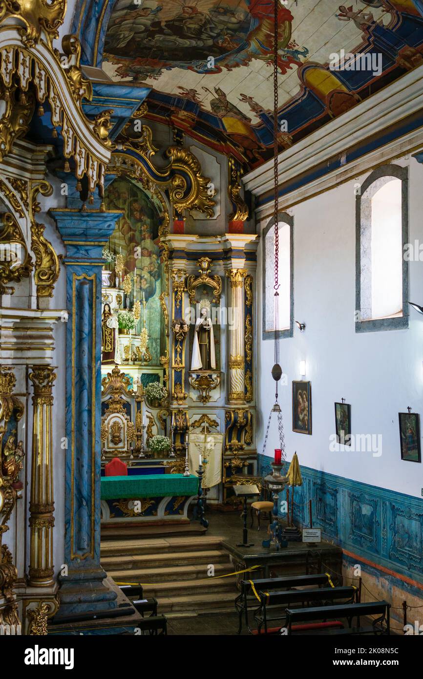 Vista interna di Igreja de Nossa Senhora do Carmo a Sabara, Minas Gerais, Brasile. Foto Stock
