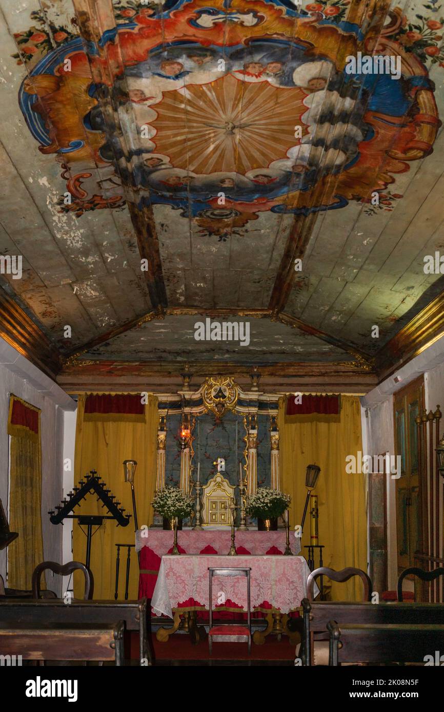 Igreja de Nossa Senhora do Carmo soffitto sacrestia con pittura simbolica dello Spirito Santo nel centro di Sabara, Minas Gerais, Brasile. Foto Stock