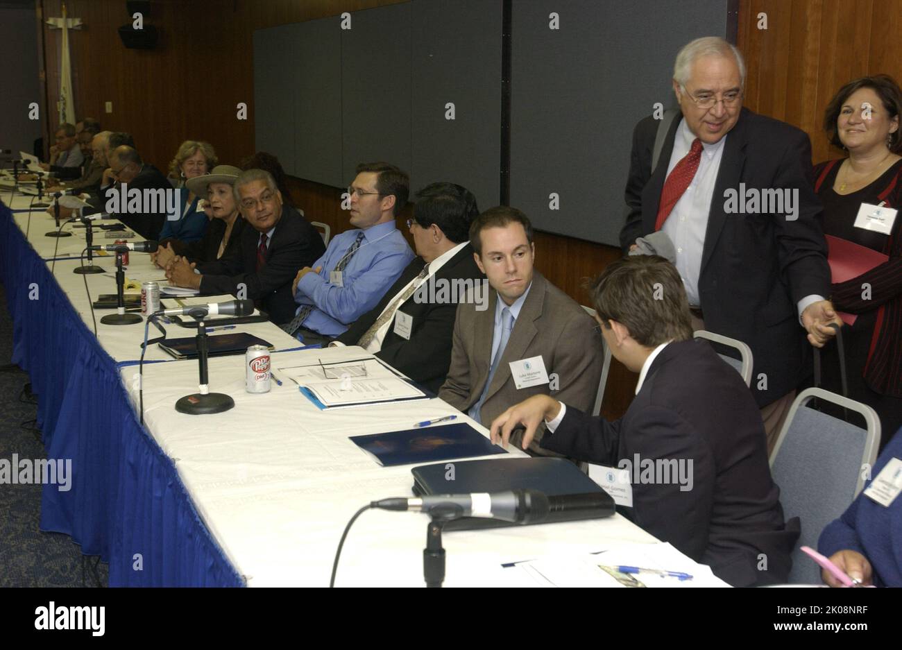 Evento di alfabetizzazione finanziaria - Tavola rotonda di alfabetizzazione finanziaria presso la sede centrale dell'HUD, con il Segretario Steve Preston che si unisce ad altri funzionari dell'HUD, rappresentanti delle imprese e delle comunità bancarie. Financial Literacy Event Subject, Financial Literacy Roundtable presso la sede centrale dell'HUD, con il Segretario Steve Preston che si unisce ad altri funzionari dell'HUD, rappresentanti delle imprese e delle comunità bancarie. Foto Stock