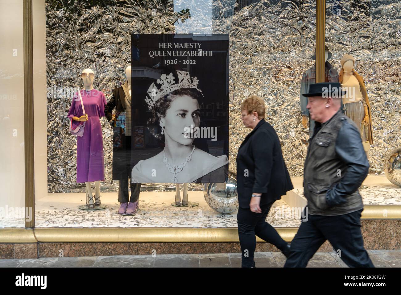 Newcastle upon Tyne, Regno Unito. 10th settembre 2022: Scena di strada nel centro della città con omaggio alla regina Elisabetta II, durante il periodo del lutto. Credit: Hazel Plater/Alamy Live News Foto Stock