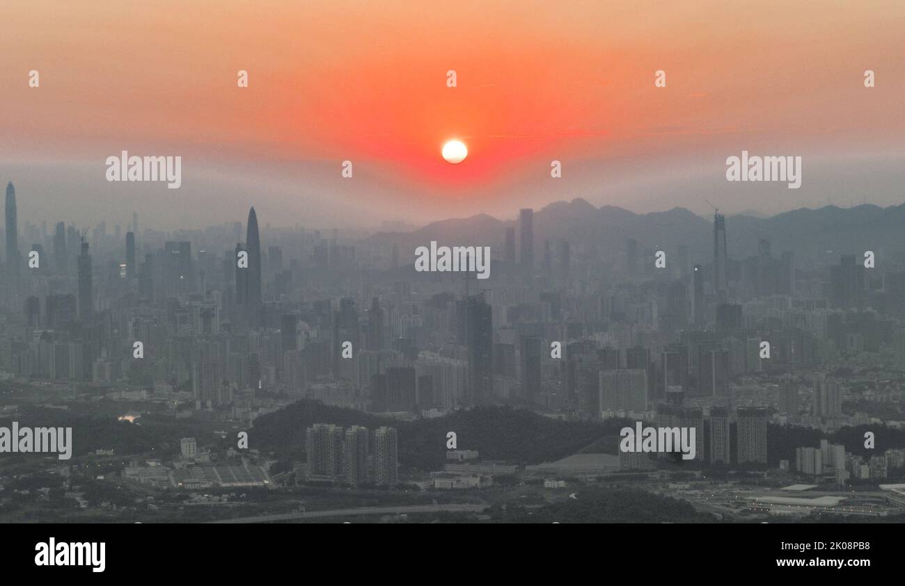 Una vista generale della Greater Bay Area di Shenzhen durante il tramonto. Il piano quinquennale di Shenzhen volto a promuovere l'innovazione tecnologica in mezzo alla rivalità tra Stati Uniti e Cina, il centro di produzione hi-tech della Greater Bay Area Hha, con l'aspirazione di diventare una potenza economica entro il 2035, gli investitori HHstranieri stanno ancora correndo in ostacoli nei loro tentativi di afferrare un pezzo dei segmenti dell'intelligenza artificiale e della nuova energia nel Mercato cinese. 04SEP22 SCMP/Martin Chan Foto Stock