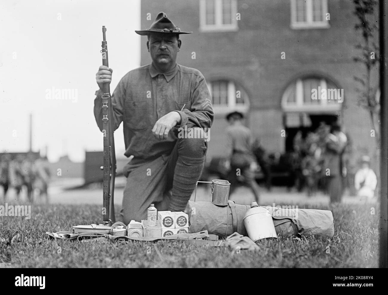 U.S. Army Inspection, New Equipment, 1910. [Soldato con pistola, polvere di denti, biscotti, bottiglia d'acqua e billy CAN]. Foto Stock