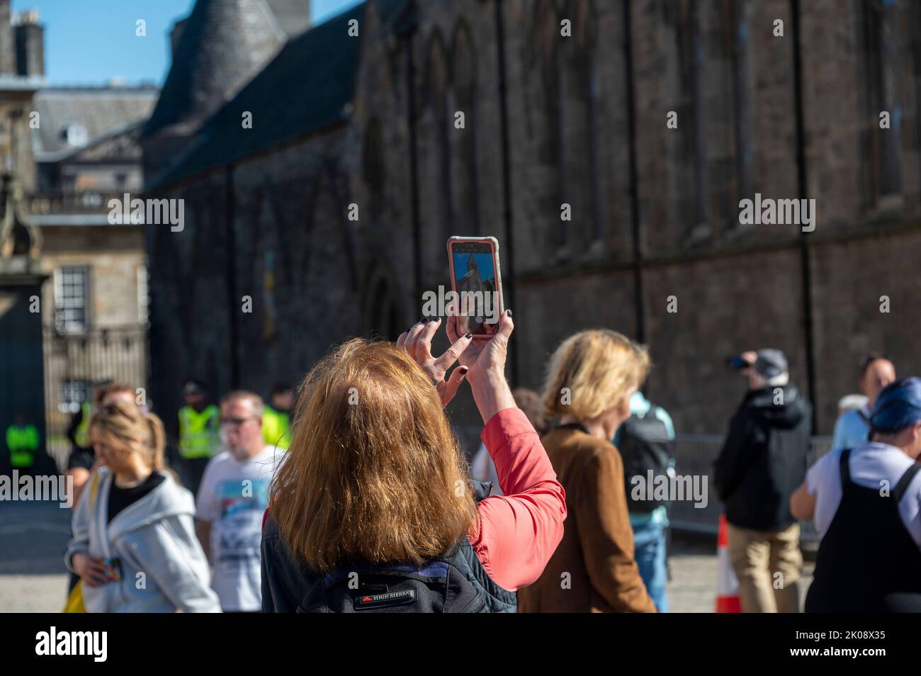 Edimburgo, Scozia. Sabato 10 2022 settembre: I turisti scattano foto fuori dal Palazzo di Holyroodhouse. Si stanno preparando a Edimburgo per l'arrivo del corpo della defunto Regina Elisabetta II I turisti e la gente del posto si mescolavano mentre la gente visitava il Palazzo di Holyrood casa, Royal Mile e St Giles Cattedrale, dove la Regina si trova in stateCredit: Andrew o'Brien/Alamy Live News Foto Stock