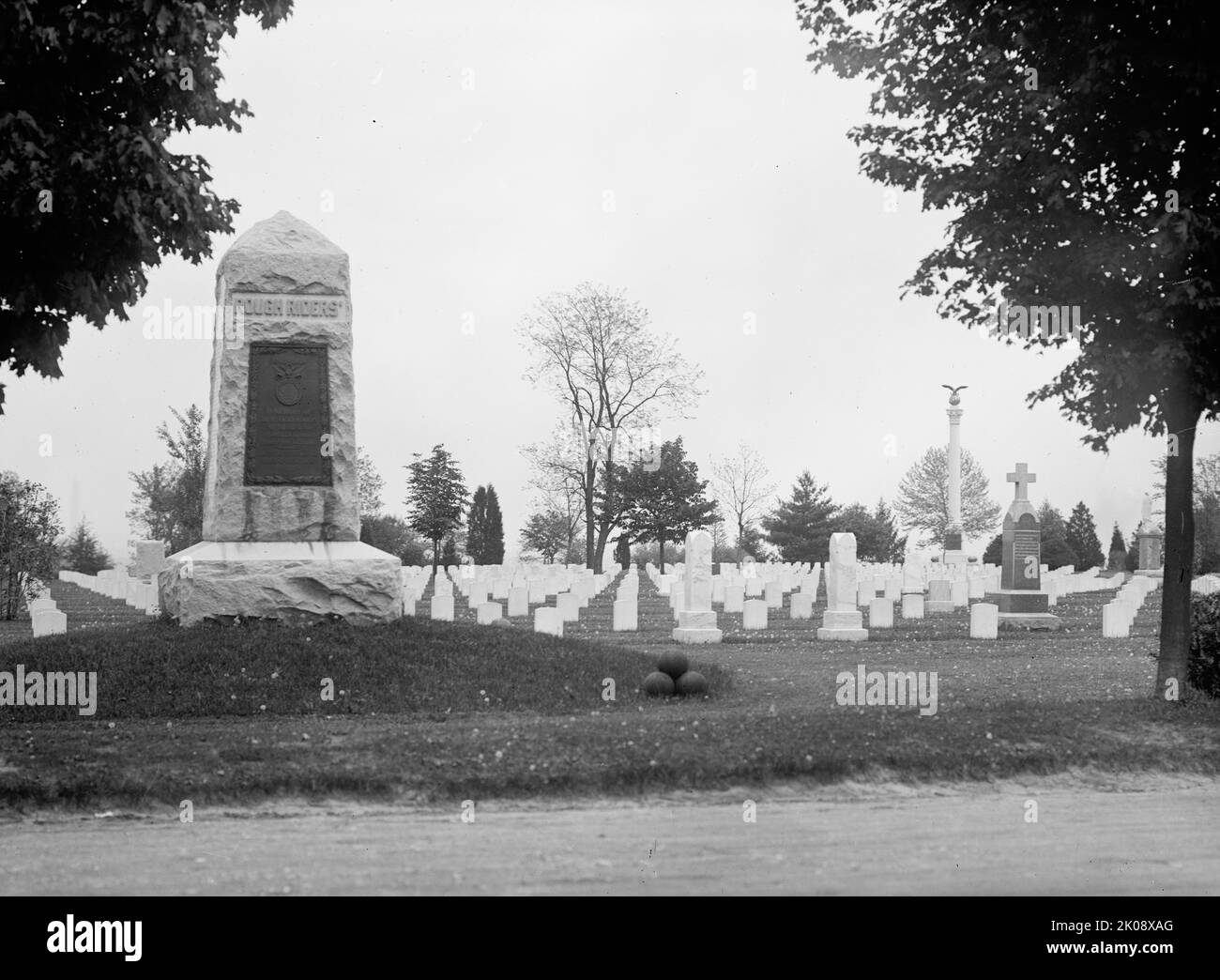 Cimitero nazionale di Arlington - viste, 1912. Cimitero militare nella contea di Arlington, Virginia. Rough Riders Memorial - monumento in granito che commemora i membri del "Rough Riders" che morì nella guerra spagnolo-americana nel 1898. Foto Stock