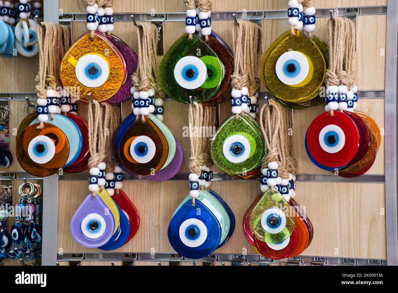 Collezione colorata di amuleti greci in un negozio di souvenir ad Atene Foto Stock