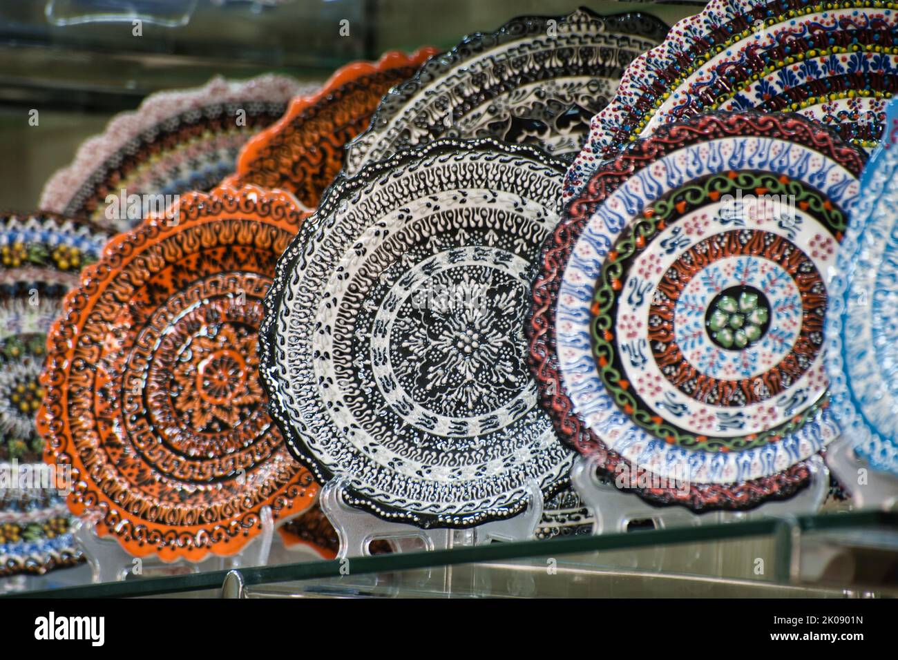 Gruppo di colorati piatti in ceramica decorati in un negozio turistico di Atene Foto Stock
