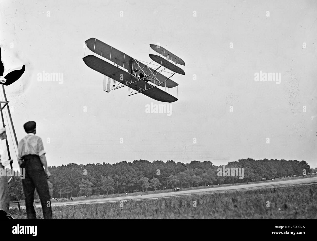 Wright Flights, Fort Myer, Virginia, 1909 luglio - First Army Flights, 1909 luglio. [I fratelli Wright hanno condotto voli di prova a Fort Myer dopo la guerra degli Stati Uniti hanno offerto loro un contratto $$25.000 se il loro volantino ha raggiunto una velocità di 40 miglia all'ora]. Foto Stock