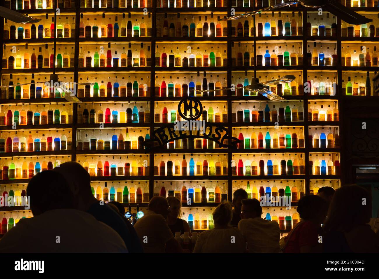 Vista sui colorati interni del bar Brettos di Atene Foto Stock