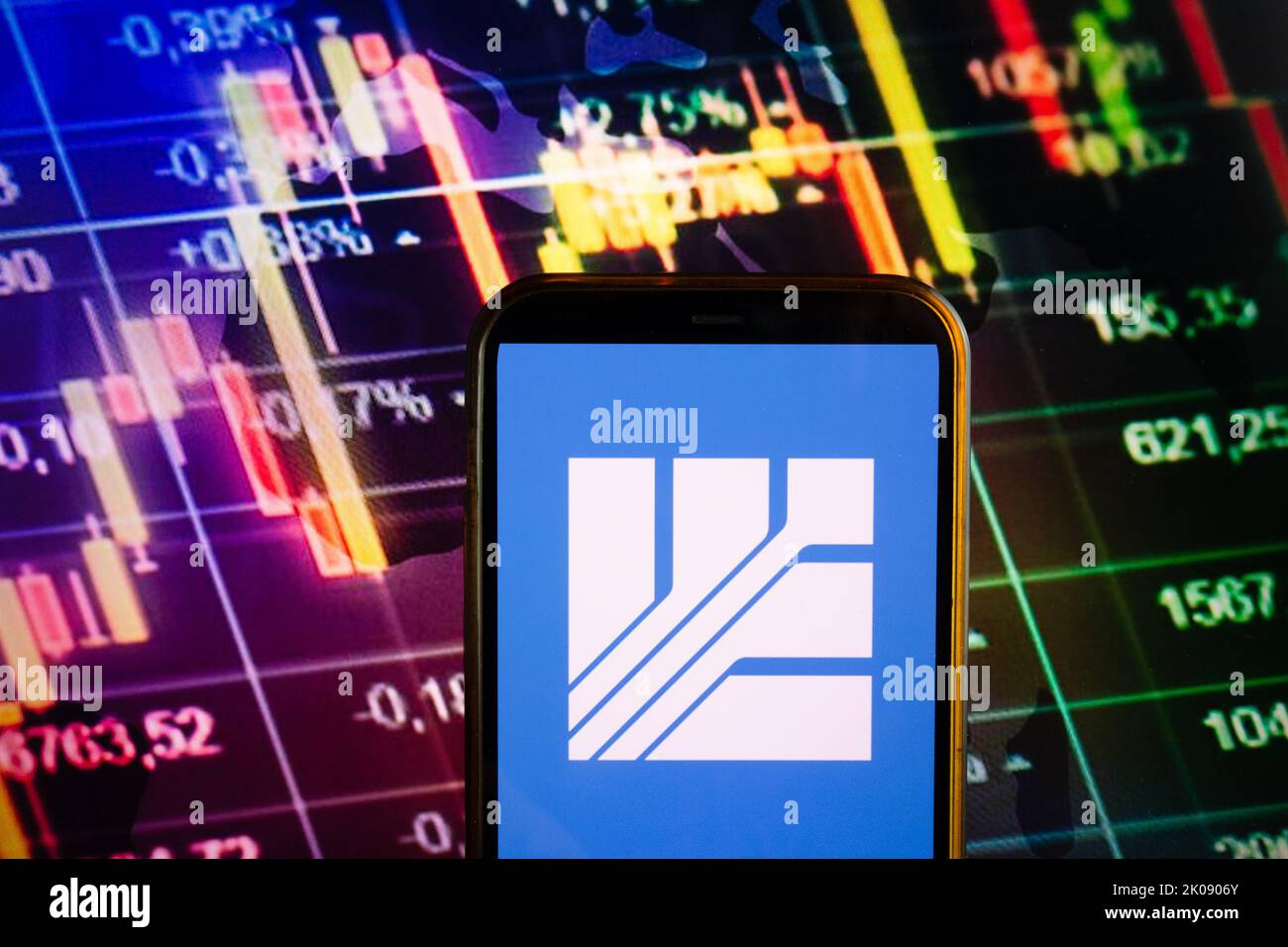 KONSKIE, POLONIA - 10 settembre 2022: Smartphone che mostra il logo della società del Gruppo WEC Energy sullo sfondo del diagramma di borsa Foto Stock