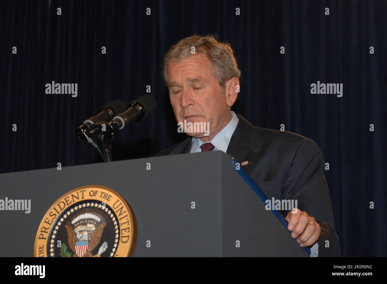 Il Presidente George Bush parla alla cerimonia di giuramento per il Segretario dell'HUD Steve Preston - il Presidente George W. Bush parla alla cerimonia di giuramento per il nuovo Segretario dell'HUD, Steve Preston, presso la sede centrale dell'HUD. Il Presidente George Bush ha parlato alla cerimonia di giuramento per il Segretario dell'HUD Steve Preston Subject, il Presidente George W. Bush ha parlato alla cerimonia di giuramento per il nuovo Segretario dell'HUD, Steve Preston, presso la sede centrale dell'HUD. Foto Stock