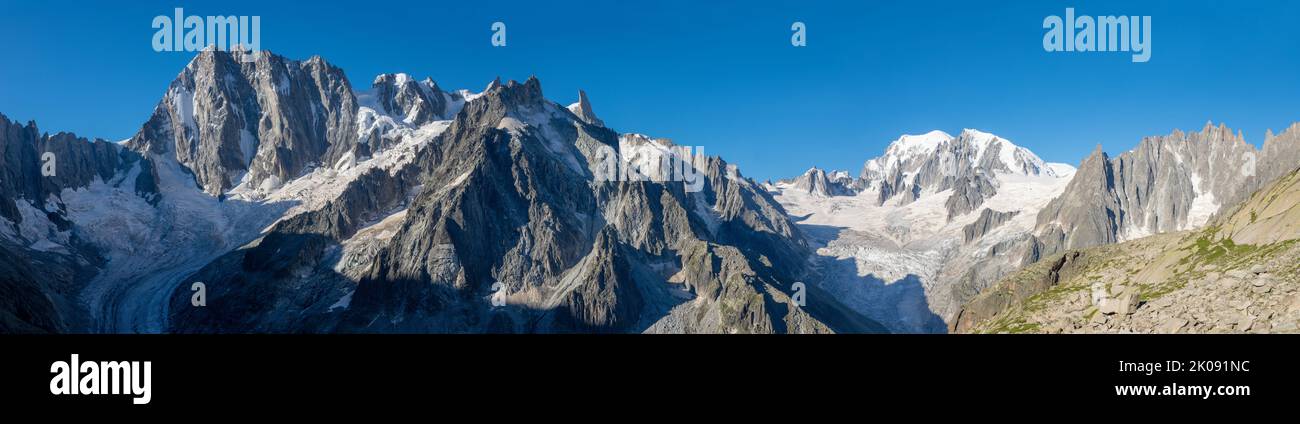 Il panorama del massiccio del Grand Jorasses Mont Blanc e le torri Les Aiguilles. Foto Stock