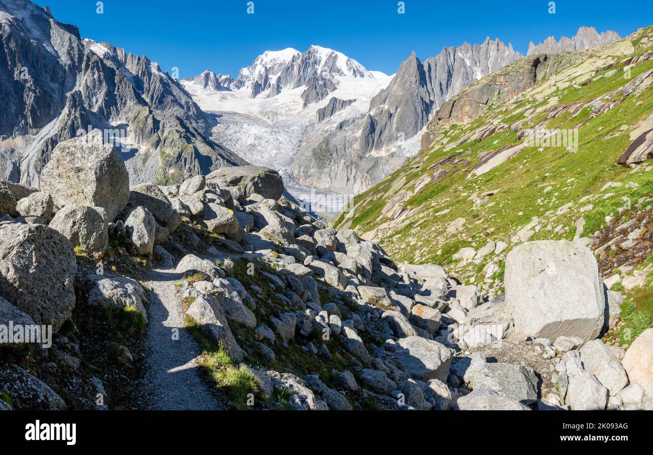 Il massiccio del Monte Bianco e le torri Les Aiguilles - alpi Savoia. Foto Stock