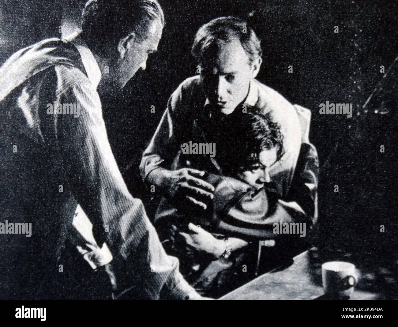Recensione del giornale The Mind Benders, un film thriller britannico del 1963, fotografia di John Clements, Dirk Bogarde e Michael Bryant. Foto Stock