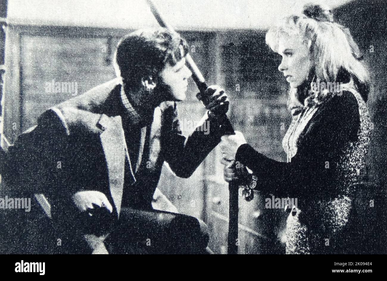 Recensione del giornale The Mind Benders, un film thriller britannico del 1963, fotografia di Dirk Bogarde e Wendy Craig. Foto Stock