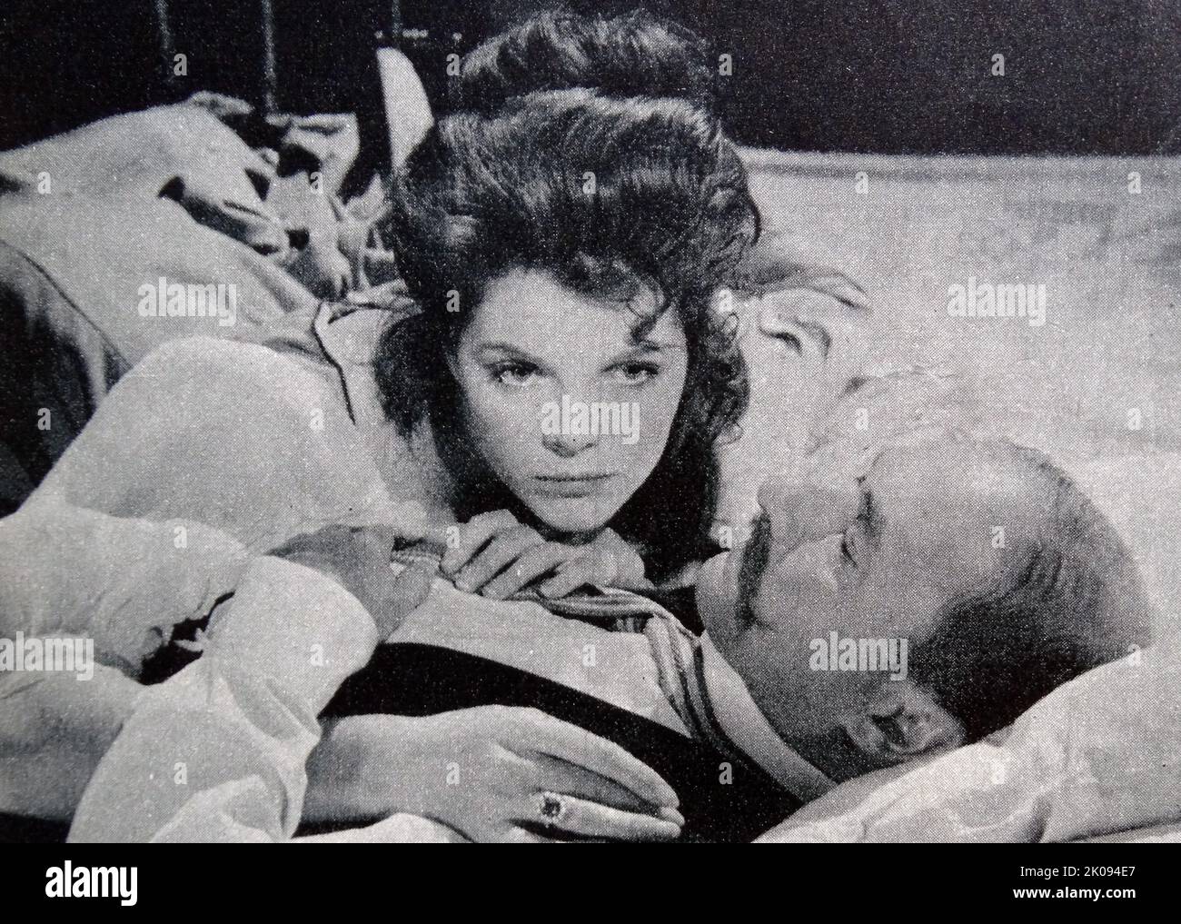 Recensione del giornale del film del 1963 Billy Liar, fotografia di Samantha Eggar e Donald Pleasance. Foto Stock