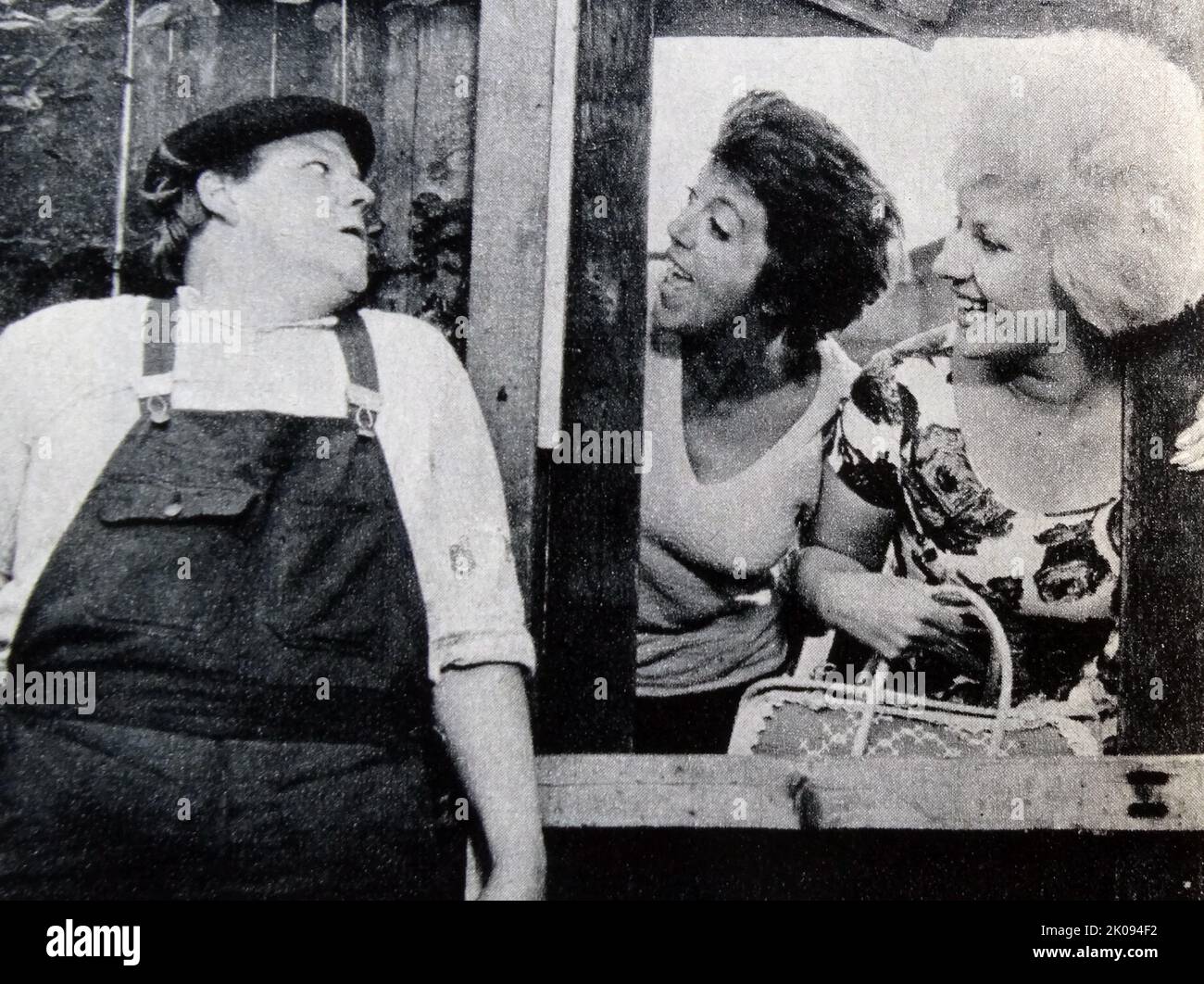 Recensione del giornale del film Sparrows Can't Sing del 1963, fotografia di Roy Kinnear, Fanny Carby e Janet Howse. Foto Stock