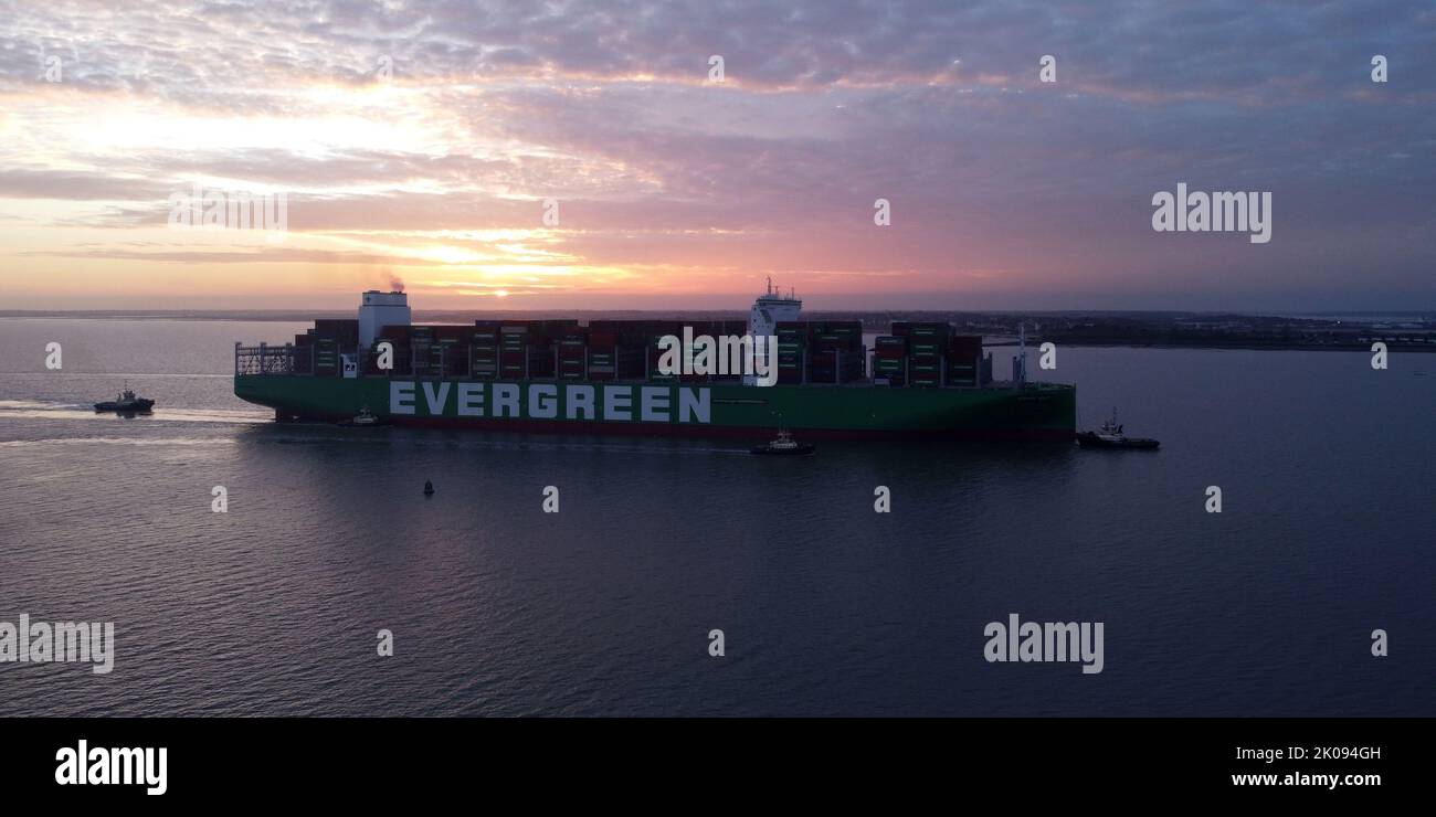 Evergreen Alp arrivo al porto di Felixstowe, Suffolk al tramonto. Foto Stock