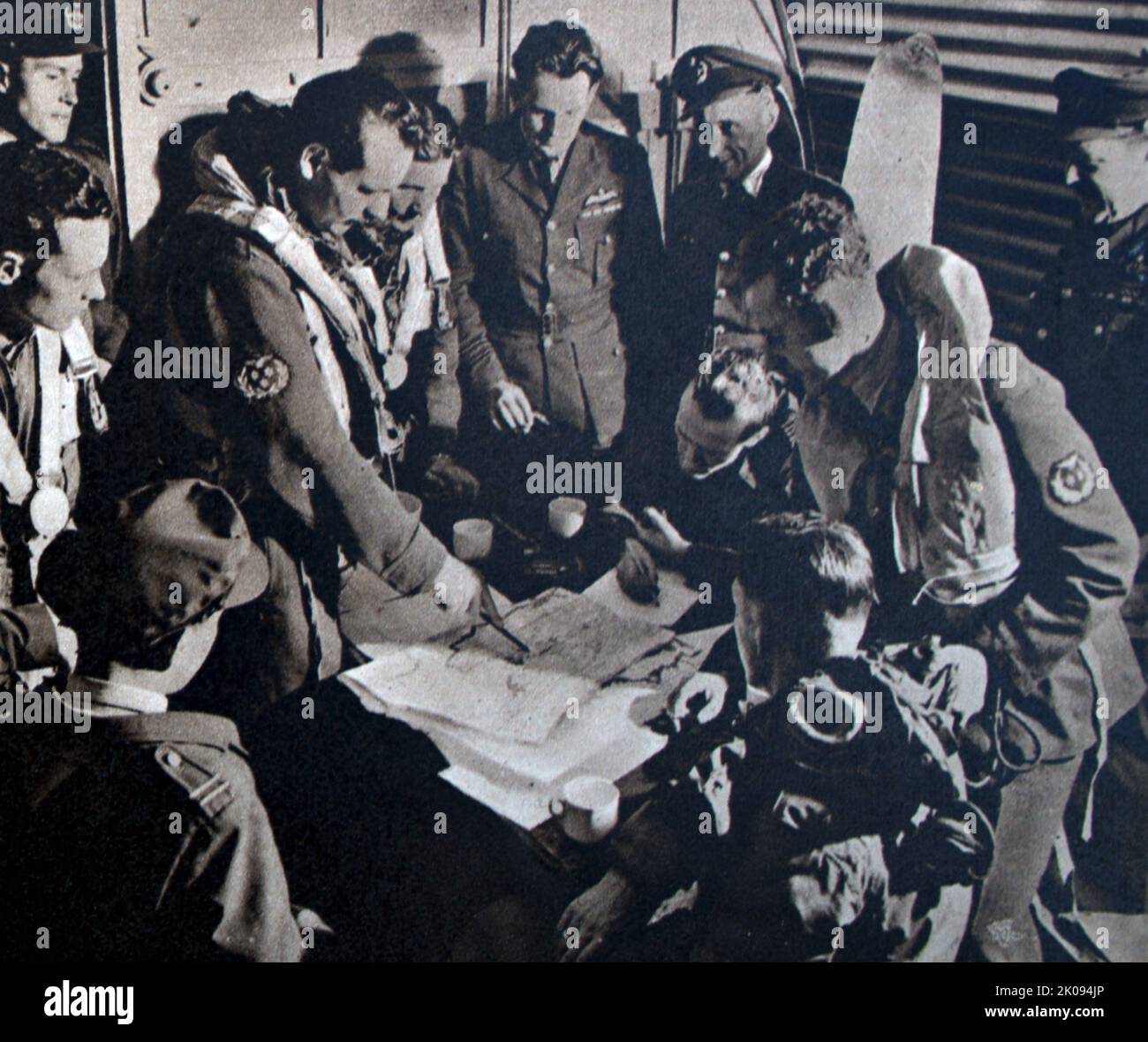Giornale taglio su operazione Bulldog, un esercizio militare durante la seconda guerra mondiale Gli ufficiali della RAF briefing i piloti dei combattenti notturni alla West Malling Fire Fighter Station. Foto Stock