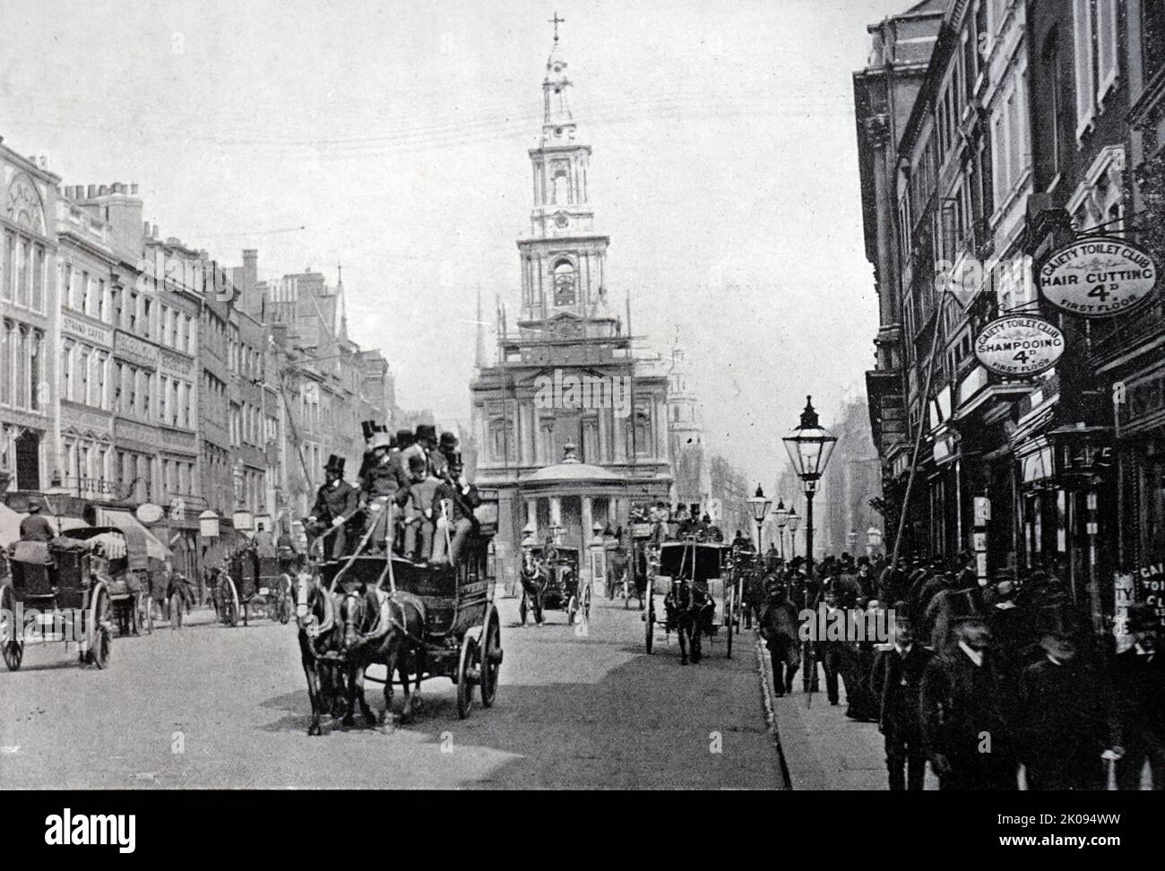 The Strand, Londra. Strand è una delle vie principali della città di Westminster, nel centro di Londra. Corre a poco più di 1.200 m (3/4 miglio) da Trafalgar Square verso est fino a Temple Bar, dove la strada diventa Fleet Street all'interno della City of London, ed è parte della A4, una strada principale che corre ad ovest dal centro di Londra. Foto Stock