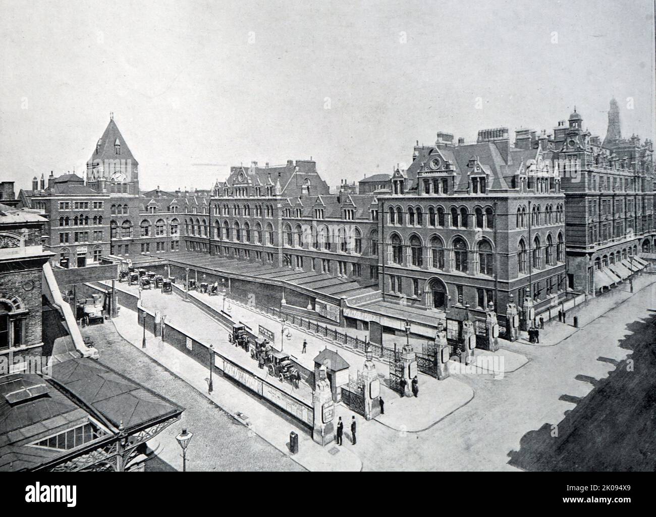 La stazione di Liverpool Street, conosciuta anche come London Liverpool Street, è un capolinea ferroviario centrale di Londra e collegata alla stazione della metropolitana di Londra, nell'angolo nord-orientale della città di Londra, nel quartiere di Bishopsgate. La stazione è stata aperta nel 1874, in sostituzione della stazione di Bishopsgate come capolinea principale della Great Eastern Railway a Londra. Nel 1895, aveva la maggior parte delle piattaforme di qualsiasi stazione terminale di Londra Foto Stock