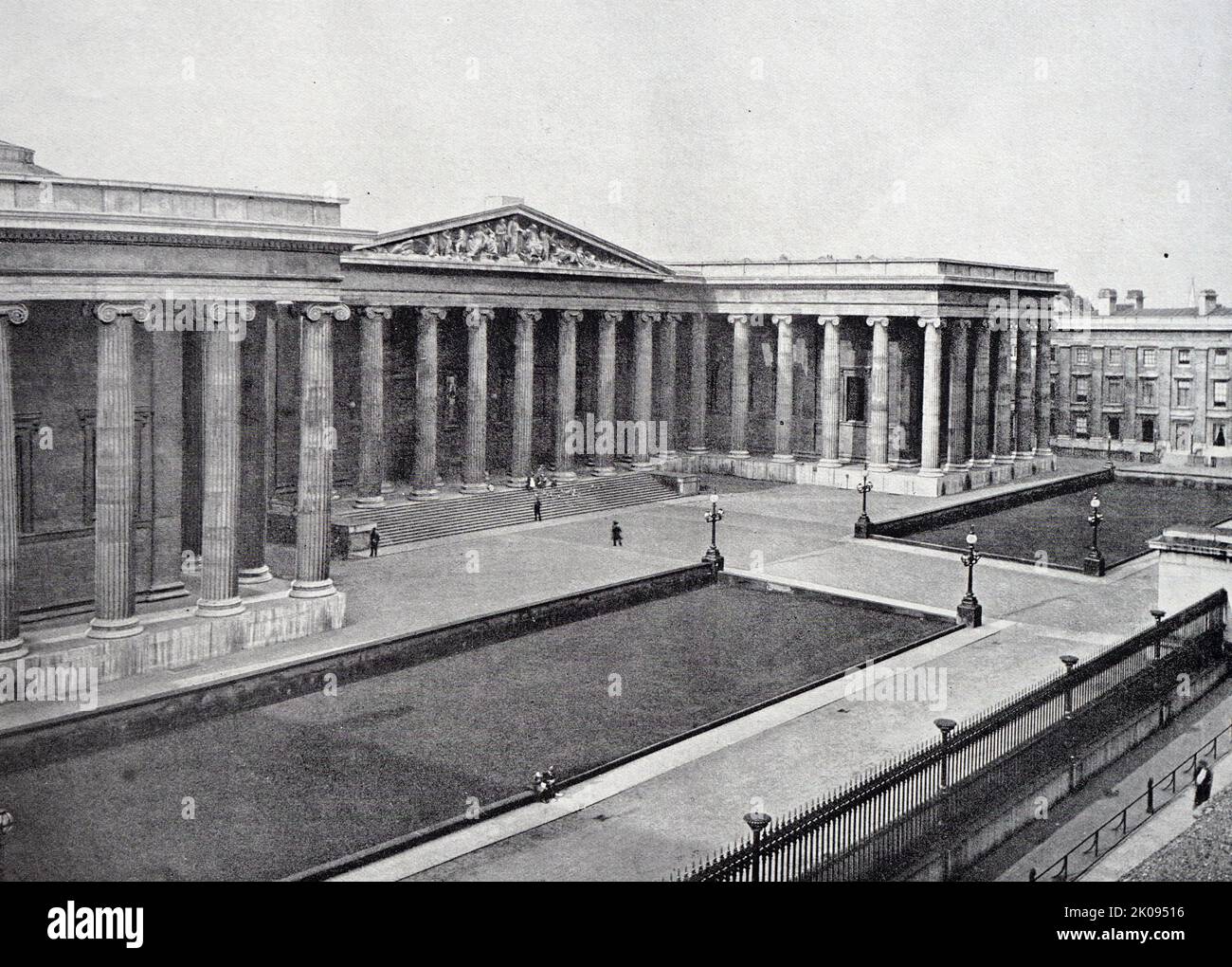 Il British Museum è un'istituzione pubblica dedicata alla storia umana, all'arte e alla cultura situata nella zona di Bloomsbury a Londra, in Inghilterra. La sua collezione permanente di circa otto milioni di opere è tra le più grandi e complete esistenti, essendo stata ampiamente raccolta durante l'epoca dell'Impero britannico. Fu il primo museo nazionale pubblico al mondo. Il Museo fu fondato nel 1753, in gran parte basato sulle collezioni del medico e scienziato anglo-irlandese Sir Hans Sloane. Foto Stock