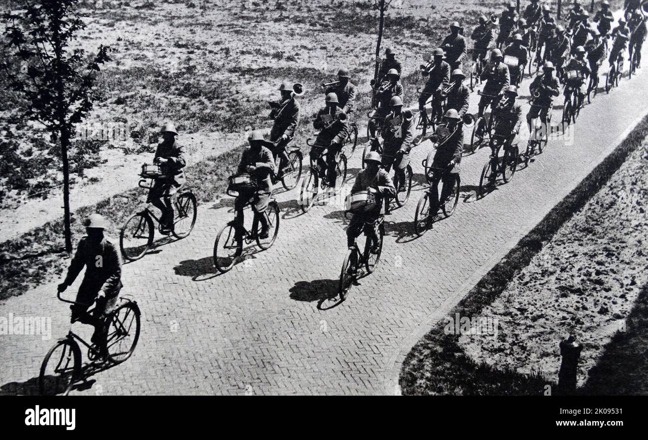 I bandsmen dell'Esercito Olandese in bicicletta presso il quartier generale del battaglione nell'Olanda meridionale. Taglio di notizie. Foto Stock