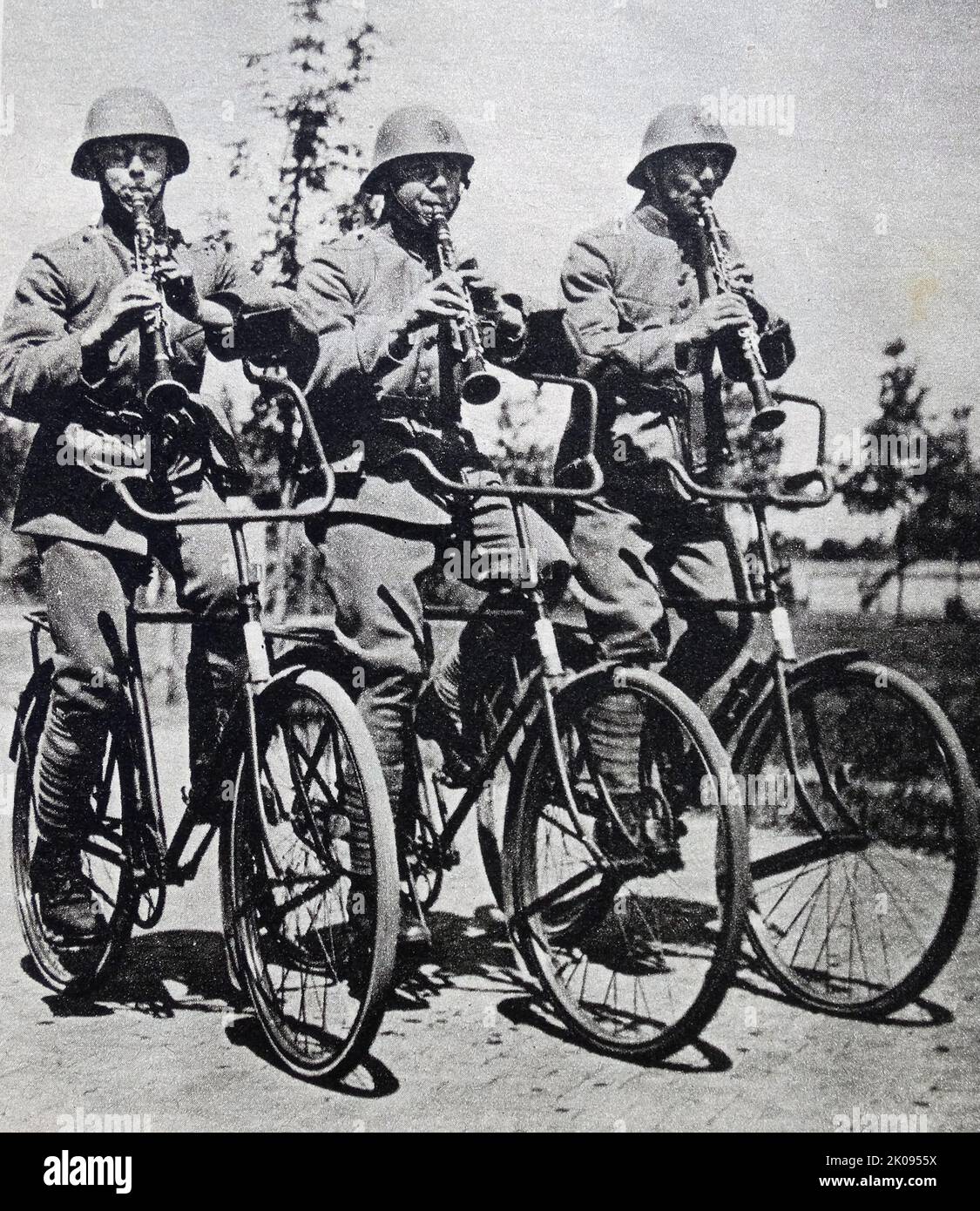I bandsmen dell'Esercito Olandese in bicicletta presso il quartier generale del battaglione nell'Olanda meridionale. Taglio di notizie. Foto Stock