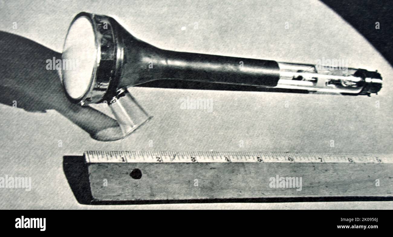 Un tubo a raggi catodici miniaturizzato (CRT) è un tubo a vuoto contenente uno o più cannoni elettronici, i cui fasci sono manipolati per visualizzare immagini su uno schermo fosforescente. Da Illustrated News. Foto Stock