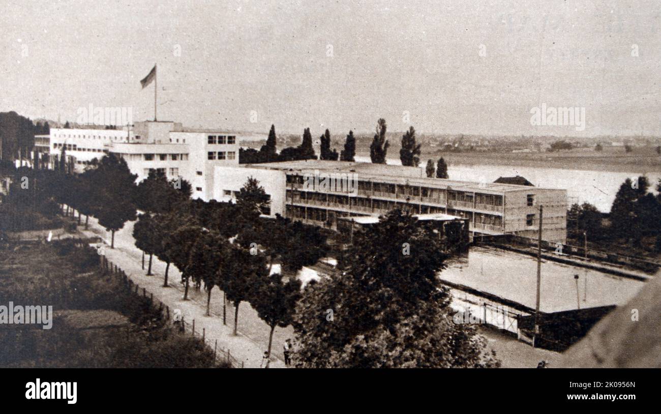 La Bundeshaus (Casa federale) è un complesso edilizio a Bonn, in Germania, che è stata la sede provvisoria del Parlamento della Germania occidentale, e la sede del Bundestag e del Bundesrat tedeschi, dal 1949 al 1999. L'edificio principale, costruito tra il 1930 e il 1933, servì come Accademia Pedagogica fino alla fine della seconda guerra mondiale. Dopo la risoluzione dello Hauptstadtfrage [de] (questione capitale) nel 1949 a favore di Bonn, la struttura è stata trasformata nella sede provvisoria del Bundestag e del Bundesrat. Foto Stock