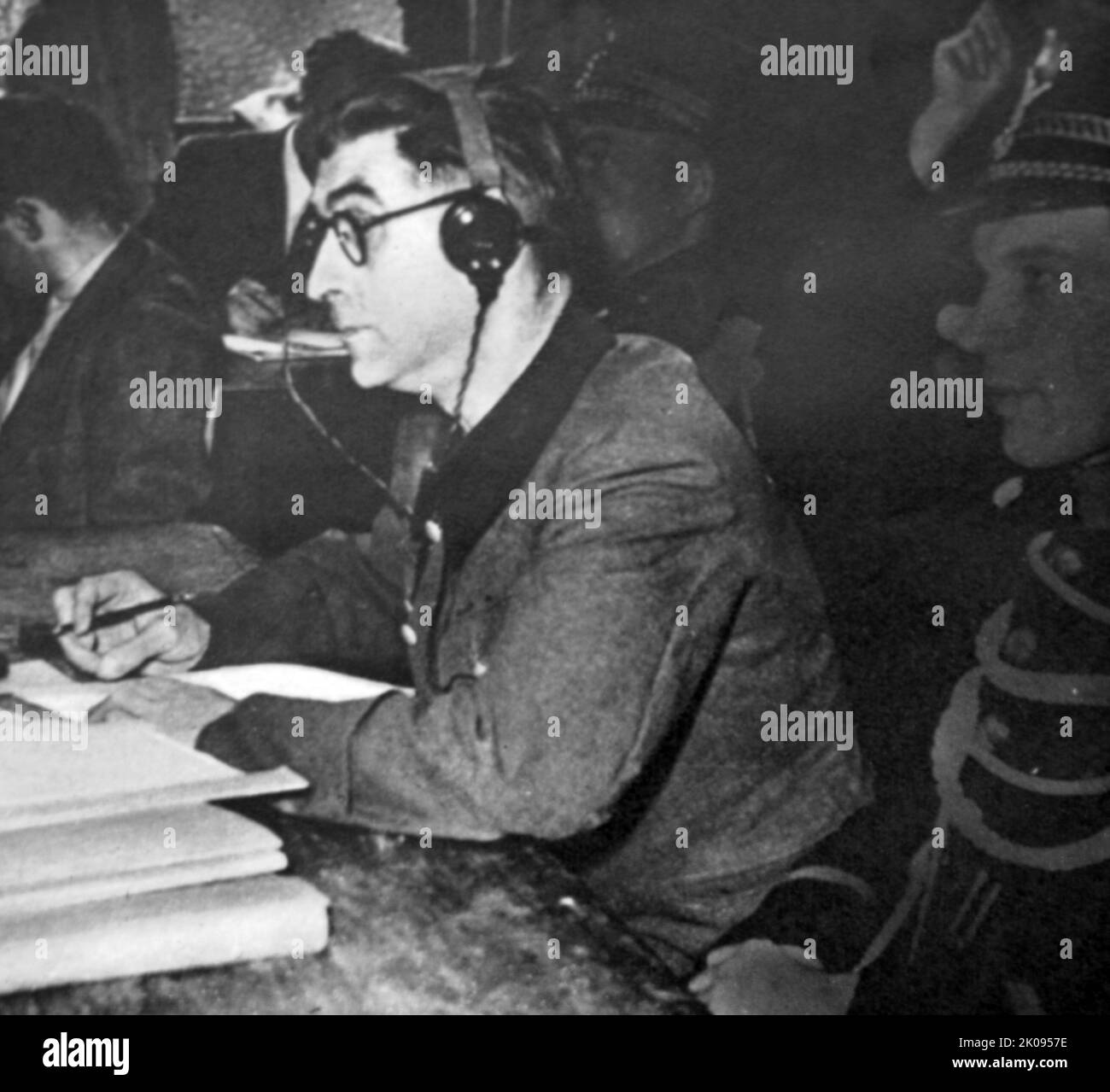 SS maggiore Filip Schmitt, comandante di un campo di concentramento in Belgio, ascoltando le prove contro di lui durante il processo come criminale di guerra ad Anversa. Taglio di notizie. Foto Stock