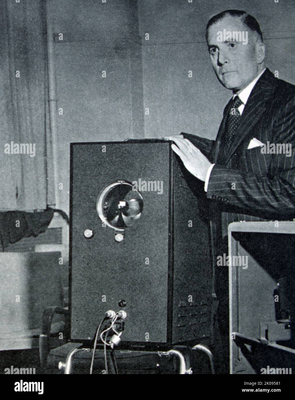 Incorporando un tubo a raggi catodici. L'unità di proiezione del televisore. Un tubo a raggi catodici (CRT) è un tubo a vuoto contenente uno o più cannoni elettronici, i cui fasci sono manipolati per visualizzare immagini su uno schermo fosforescente. Foto Stock