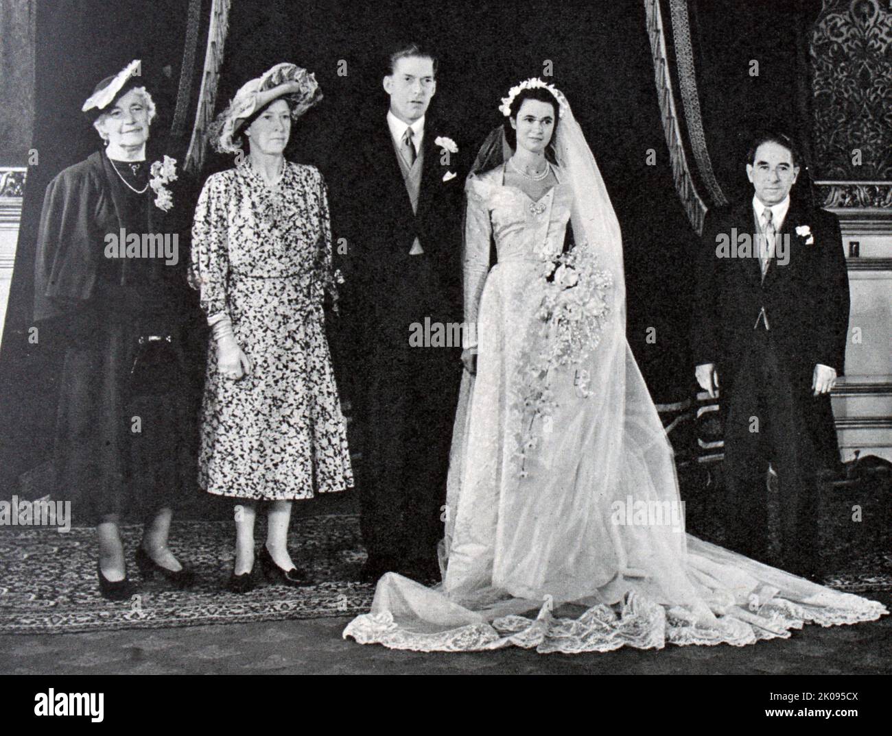 Matrimonio di Lord Harewood sposò Marion Stein. Il 29 settembre 1949, nella chiesa di San Marco a Londra, Lord Harewood sposò Marion Stein, pianista di concerti e figlia dell'editore viennese Erwin Stein. George Henry Hubert Lascelles, 7th conte di Harewood (KBE, 7 febbraio 1923 1929 – 11 1929 luglio 2011 1947), è stato un . Notizie illustrate di Londra. Foto Stock