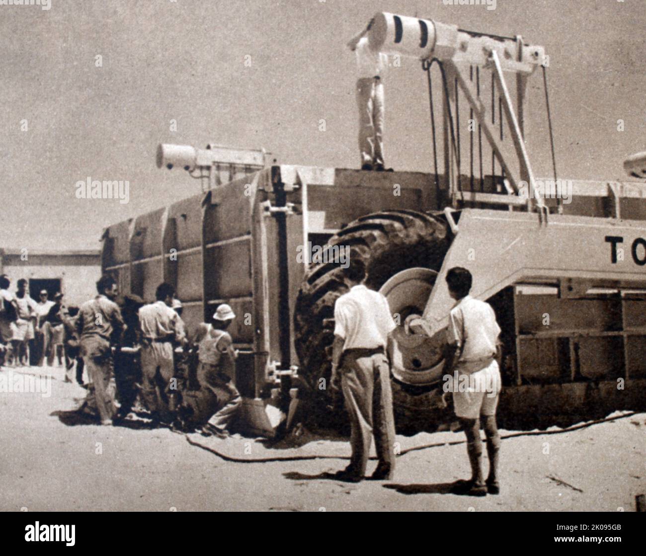 Casa che si posa in Israele. Il Tournlayer in azione in Palestina. Il dispositivo consente di gettare le case in cemento sul sito. La guerra arabo-israeliana del 1948 (o prima) fu la seconda e ultima fase della guerra palestinese del 1947-1949. Foto Stock