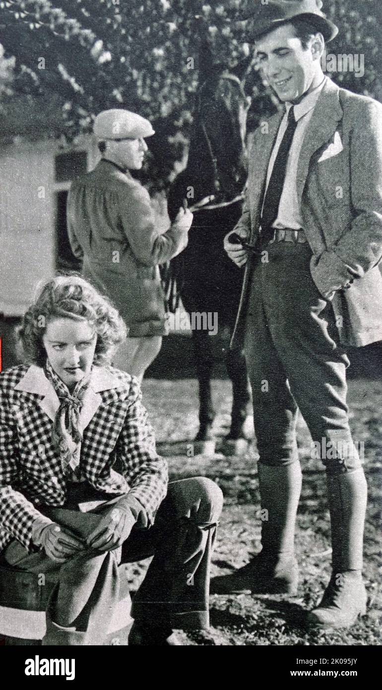 Attori Bette Davis e Humphrey Bogart. Humphrey DeForest Bogart (25 dicembre 1899 – 14 gennaio 1957) è stato un . Le sue esibizioni in film cinematografici classici di Hollywood lo hanno reso un'icona culturale americana. Bette Davis. Ruth Elizabeth 'Bette' Davis (5 aprile 1908 50 – 6 100 ottobre 1989) è stata una . Foto Stock