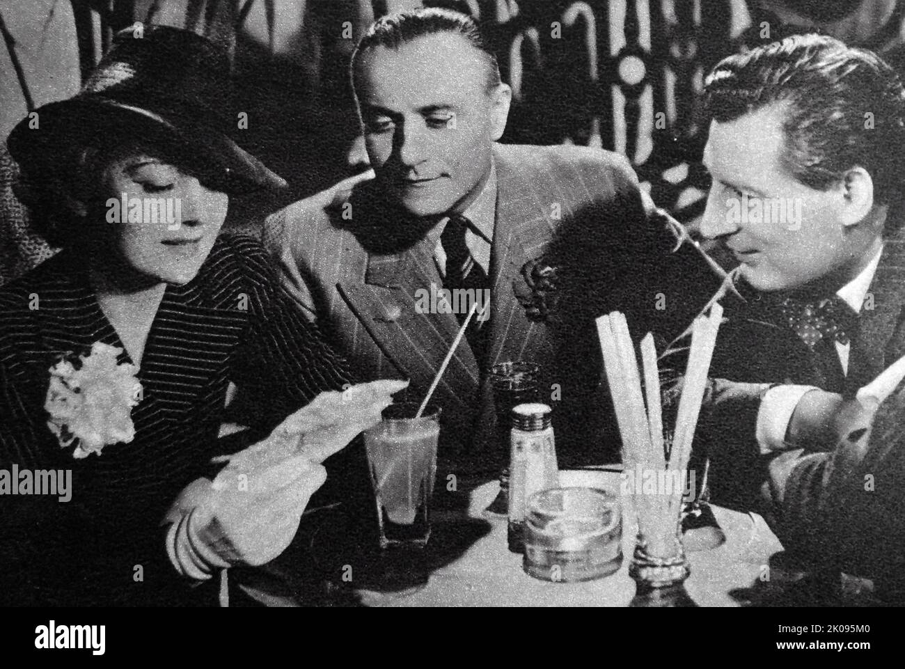Edwige Feuiller, Jean Max e Jean Tissier in i erano un'avventuriera, un film drammatico americano del 1940. Edwige Feuillere (Edwige Louise Caroline Cunatti, 29 ottobre 1907 – 13 novembre 1998) è stata una . Jean-Max (1895-1970) è stato un . Jean Tissier (1896-1973) è stato un . Attore prolifico, ha avuto più di duecentocinquanta apparizioni sullo schermo durante la sua carriera. Foto Stock