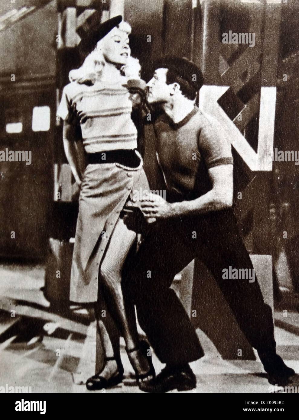 Gene Kelly. Eugene Curran Kelly (23 agosto 1912 – 2 febbraio 1996) è stato un . Era conosciuto per il suo stile di ballo energico e atletico, per il suo bel look e per i personaggi simpatici che giocava sullo schermo. Foto Stock