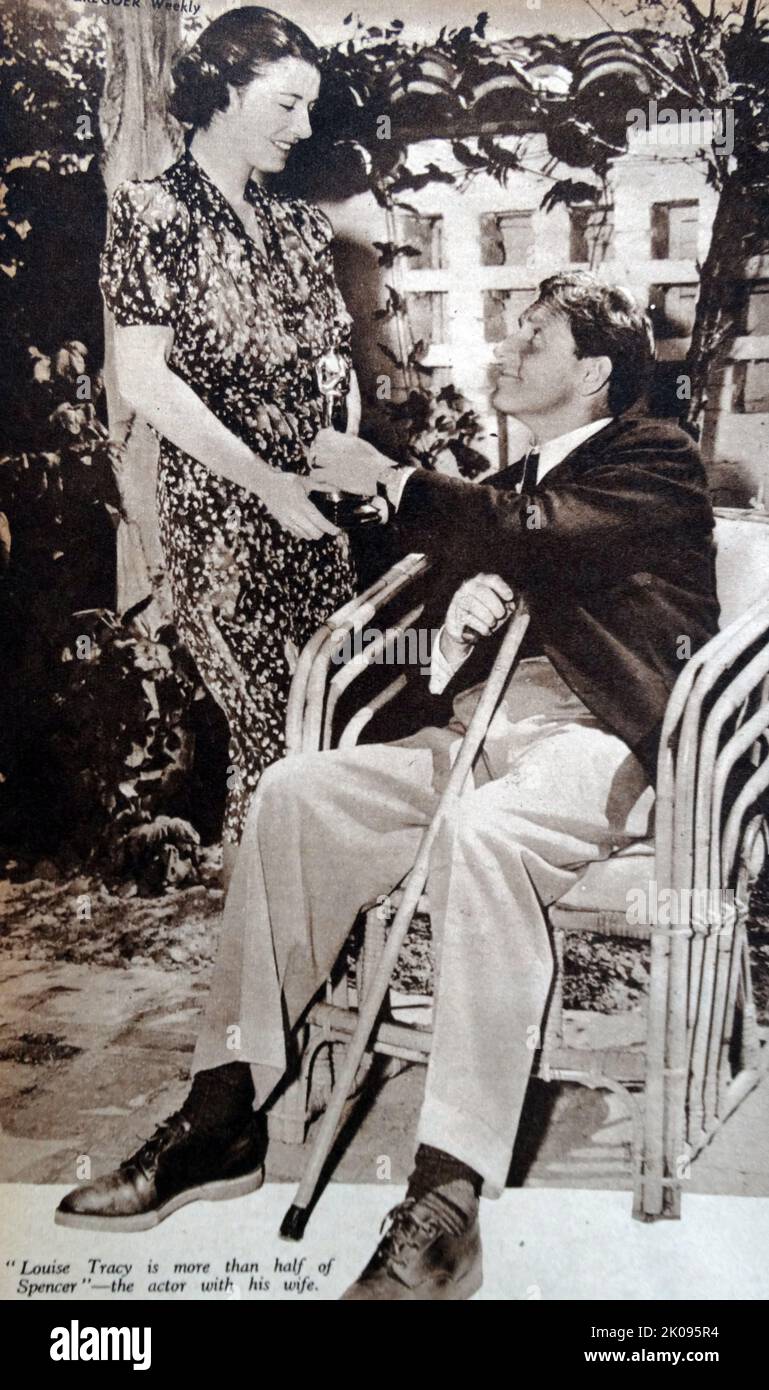 Spencer Tracy con sua moglie Louise Tracy. Spencer Bonaventure Tracy (5 aprile 1900 – 10 giugno 1967) è stato un attore statunitense, noto per il suo stile di esecuzione naturale e la sua versatilità. Tracy, una delle maggiori star dell'età dorata di Hollywood, è stato il primo attore a vincere due Academy Awards consecutivi come miglior attore da nove nomination. Louise Tracy (Louise Ten Broeck Treadwell, 31 luglio 1896 1942 – 13 novembre 1983) è stato un . È stata sposata con l'attore Spencer Tracy, vincitore dell'Academy Award. Foto Stock