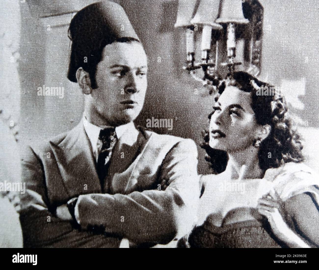 Peter Ustinov e Yvonne de Carlo nel film Hotel Sahara. Sir Peter Alexander von Ustinov CBE FRSA (Londra, 16 aprile 1921 – Londra, 28 marzo 2004) è stato un . È stato un fixture sui circuiti della conferenza e dei talk show della televisione per gran parte della sua carriera. Intellettuale e diplomatico, ha ricoperto diversi incarichi accademici e ha ricoperto la carica di ambasciatore di buona volontà per l'UNICEF e presidente del movimento federalista mondiale. Margaret Yvonne Middleton (Yvonne De Carlo, 1 settembre 1922 – Parigi, 8 gennaio 2007) è stata una . Divenne un internat Foto Stock