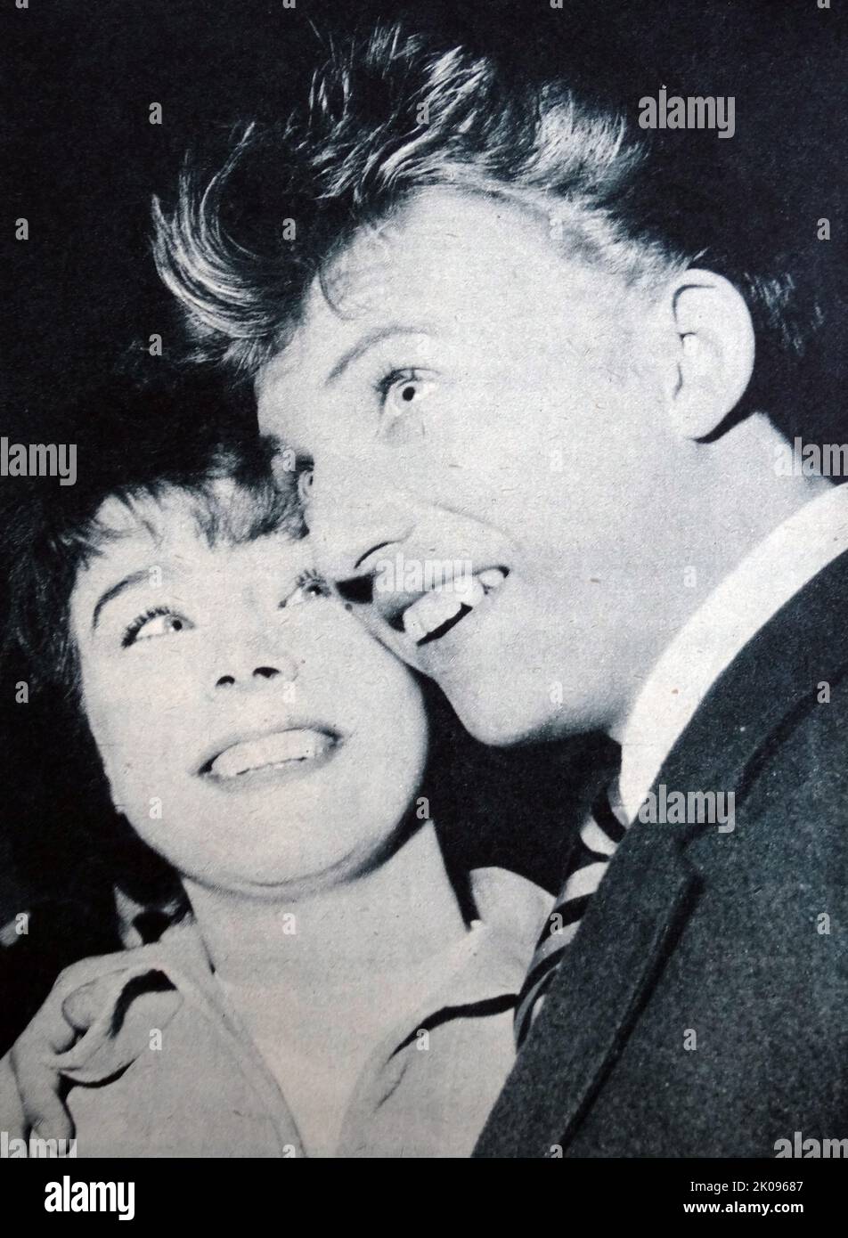 Tommy Steele e Jane Munro. Sir Thomas Hicks (sopportato il 17 dicembre 1936), conosciuto professionalmente come Tommy Steele, è un intrattenitore inglese, considerato come il primo idolo teen e la stella del rock and roll della Gran Bretagna. Janet Neilson Horsburgh (28 settembre 1934 – 6 dicembre 1972) è stata un'attrice britannica. Foto Stock