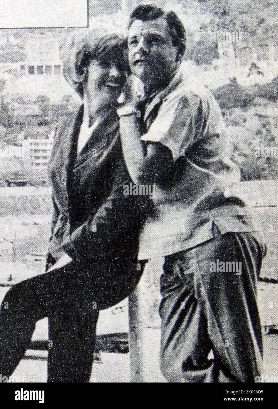 Kenneth More e Joan o'Brien in We Joined the Navy, un film comico britannico del 1962. Kenneth Gilbert More (CBE, 20 settembre 1914 – 12 luglio 1982) è stato un . Inizialmente raggiungendo la fama nella commedia Genevieve (1953), è apparso in molti ruoli come una spensierata, felice-va-fortunato gent. Joan Marie o'Brien (New York, 14 febbraio 1936) è una . Ha fatto un nome per se stessa recandosi nelle esposizioni della televisione negli anni 1950s e 1960s e come co-stella del film con Cary Grant, Elvis Presley, John Wayne e Jerry Lewis. Foto Stock