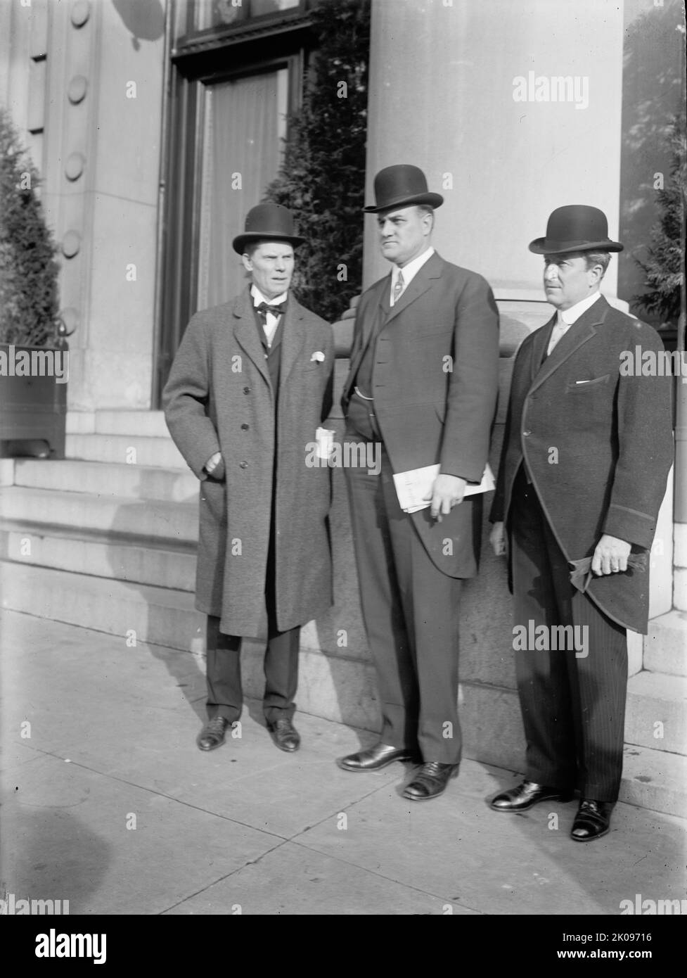 Dix, Governatore di New York, con il suo Successore, [William] Sulzer, e Governatore Tener della Pennsylvania, 1912. [Politici AMERICANI da sinistra a destra: Avvocato William Sulzer, 39th Governatore di New York; John K. Tener, giocatore e dirigente della Major League Baseball, Governatore della Pennsylvania; John Alden Dix, 38th Governatore di New York, 1910-1912]. Foto Stock