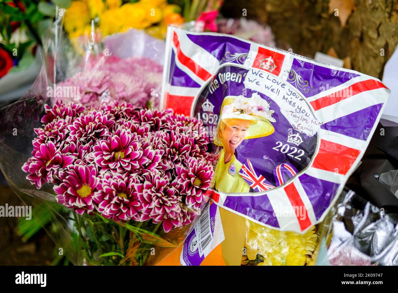 Londra UK, 10th settembre 2022. Migliaia di tributi floreali a sua Maestà la Regina Elisabetta II sono deposti nel Green Park, molti dei quali accompagnati da messaggi di adulti e bambini. Foto Stock