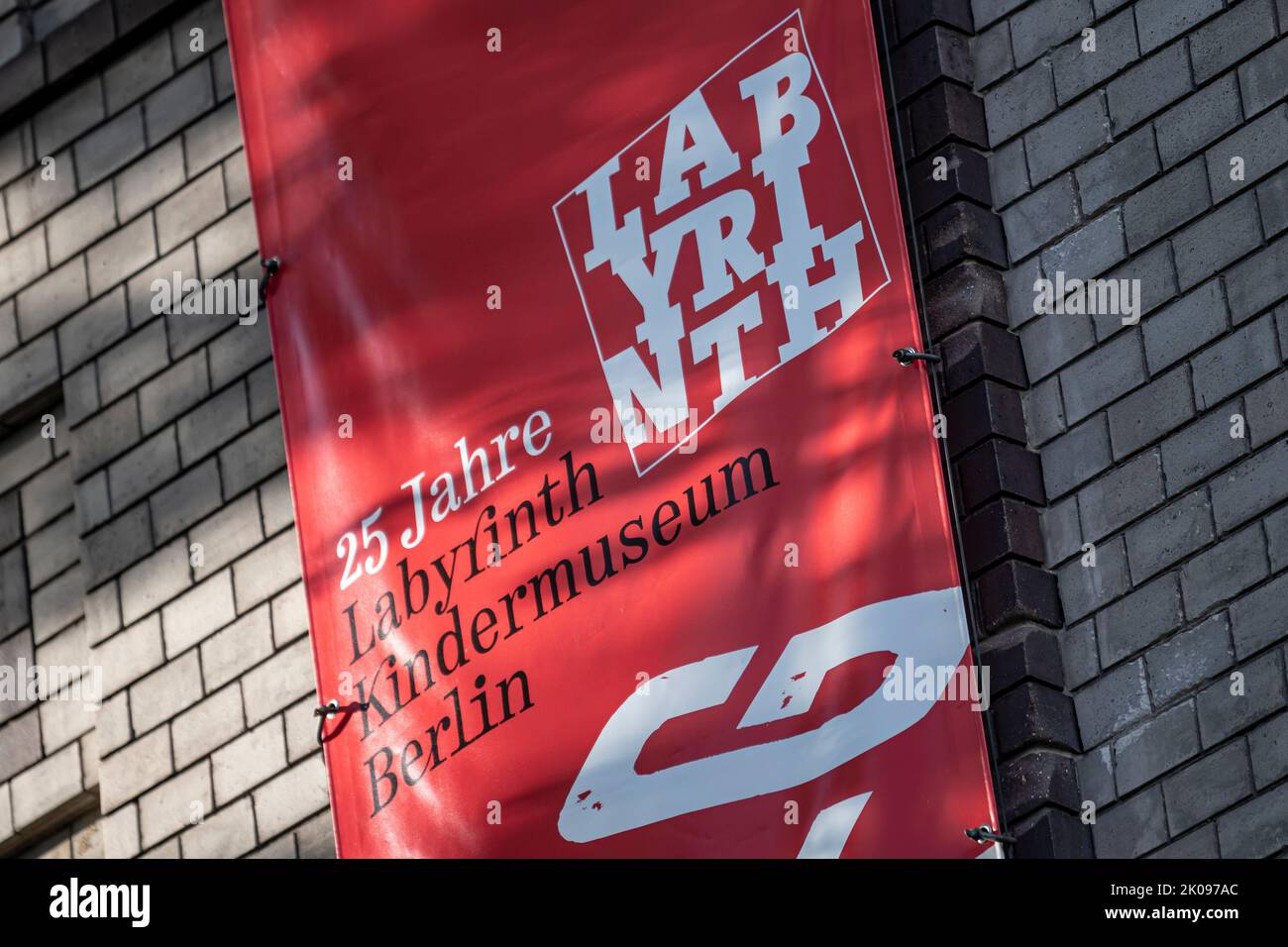 Berlino, Germania. 10th Set, 2022. Un banner è appeso alla costruzione del Museo dei Bambini del Labirinto per celebrare il suo 25th° anniversario. Credit: Fabian Sommer/dpa/Alamy Live News Foto Stock