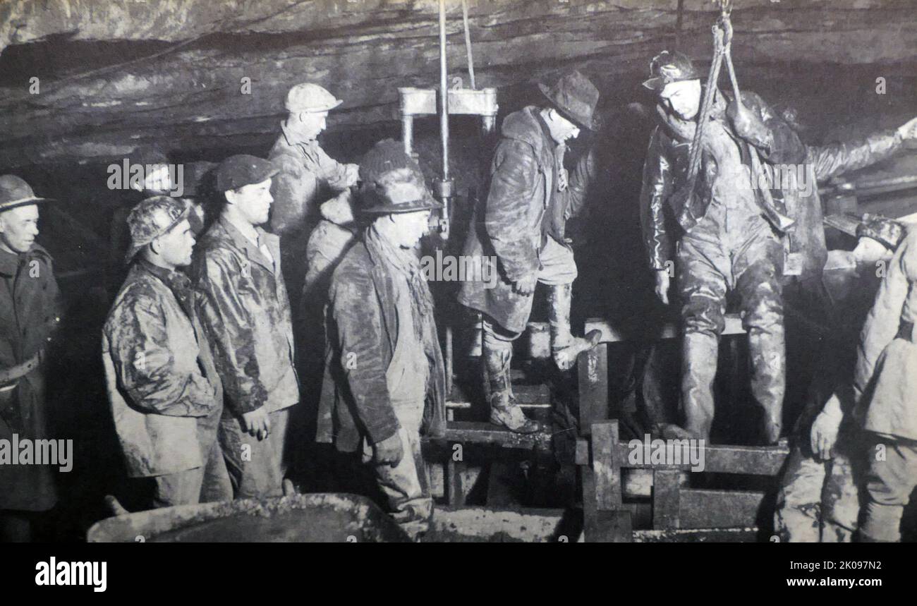 Giornale rapporto di Floyd Collins bloccato in un passaggio sotterraneo vicino a Mamouth Cave, Kentucky nel 1925. Foto dei minatori che cercano il ragazzo. Foto Stock