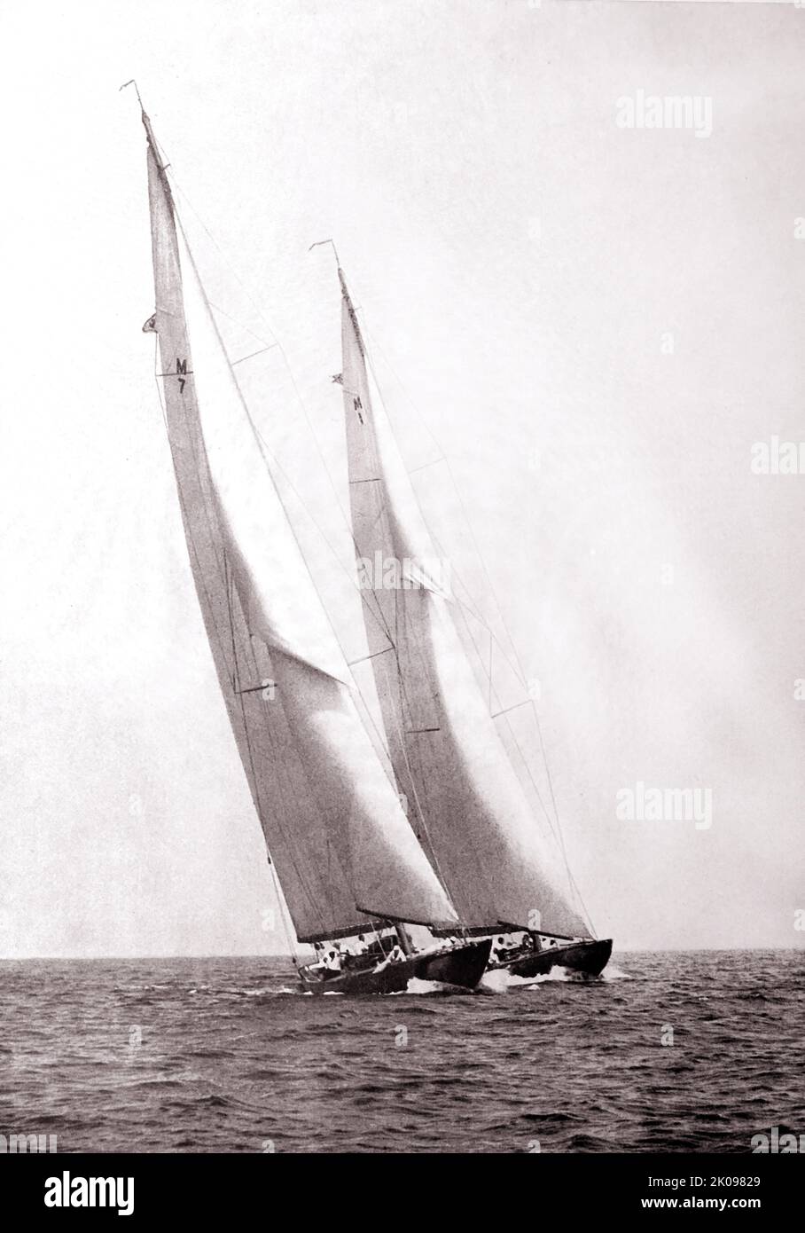 Fotografia in bianco e nero di yacht da corsa. Foto Stock